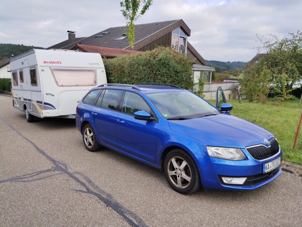 Skoda Octavia mit angehängtem Dethleffs Camper 430 DB Wohnwagen
