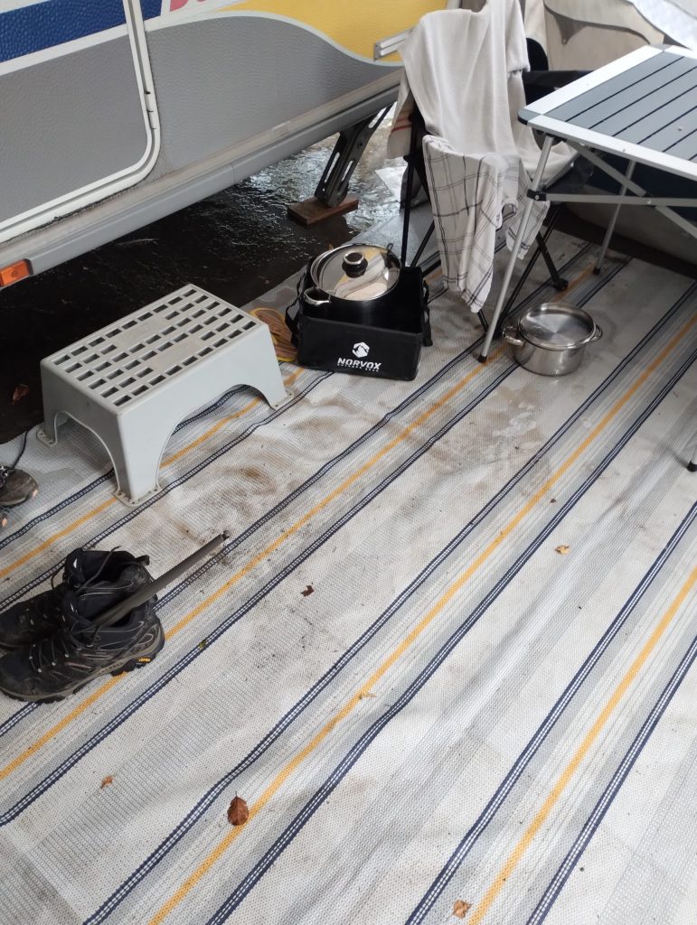 Wasserlachen im Eingangsbereich