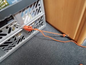 Klappbox mit Seilzug an Fixieröse gegen Verrutschen befestigt.