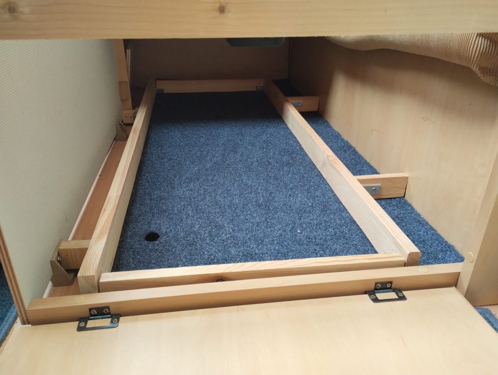 Offene Eckbank mit passgenauer Holzkonstruktion zum Klemmen.