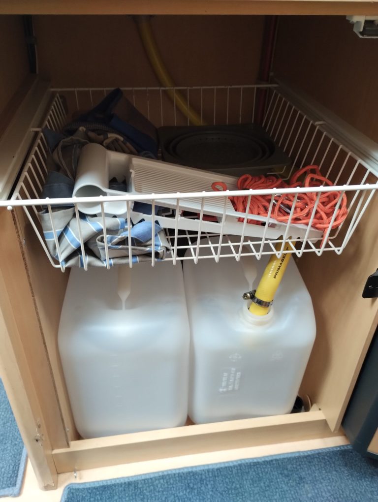 Zwei Kanister im Küchenschrank