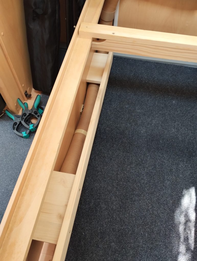 Ansicht von innen: Abstands-Brettchen mit Schutzleiste.